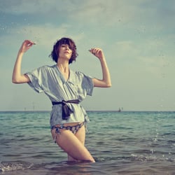 Eva Harris for Suhu Fashion in „Beach Baby“