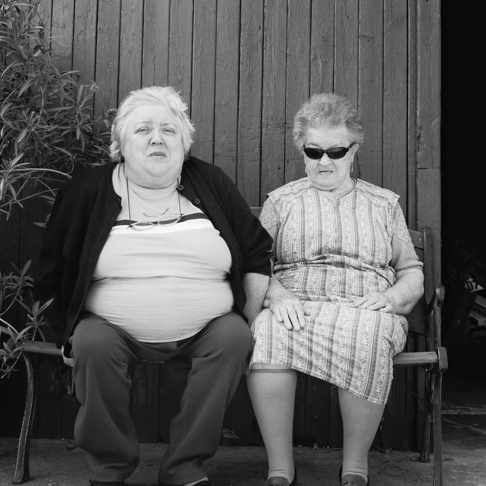 2 Damen in Perl-Besch