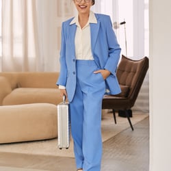 Authentische Businessfotografie einer Best-Ager-Unternehmerin oder eines Best-Ager-Models mit souveräner Ausstrahlung