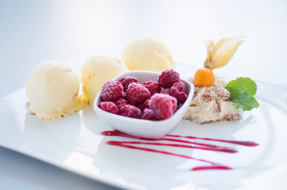 Vanillie Eis mit heißen Himbeeren