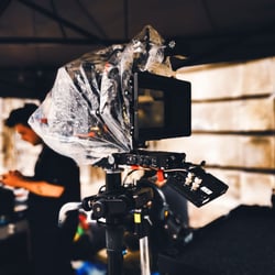 Unter dem Regenschutz befindet sich die Arri Alexa Mini LF