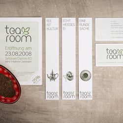 Corporate Design für den exklusiven Zehlendorfer Teeladen „tea room” mit einem eigens für das Logo angefertigten Schriftschnitt