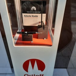 Schaufenster Detail 2: „Ortloffs Kölsche Produkte“ in Schwarz