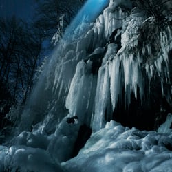 Mondlicht am Uracher Wasserfall. Das Licht im Wasserfall ist gesetztes Ausleuchtungs-Licht (keine EBV).