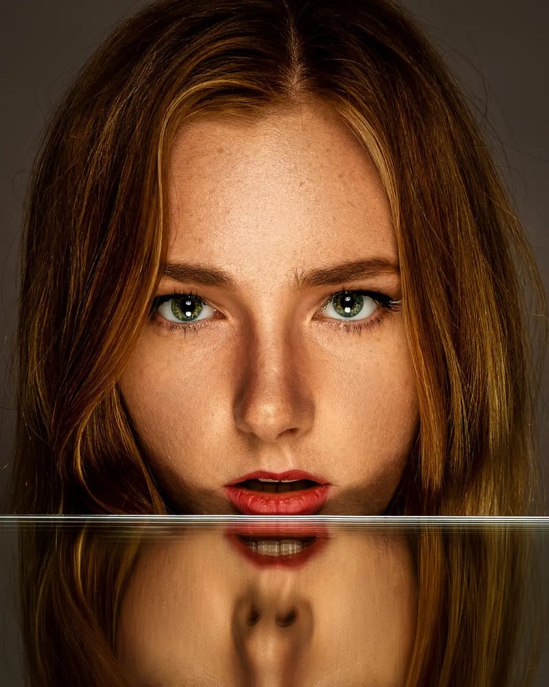 Studio-Portrait mit Glasreflexion. Natürliches Styling, direkter Blick in die Kamera. Aufgenommen im Fotostudio Soest