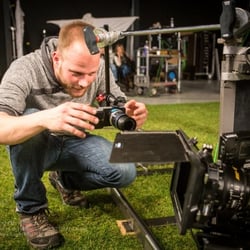Die Blackmagic Pocket Camera wird als Making Of Kamera am Dolly montiert.