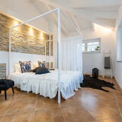 homestaging Inszenierung – Schlafzimmer mit Himmbett – Villa am See – Verkauf