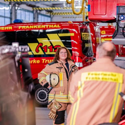 Feuerwehr vor dem Einsatzfahrzeug