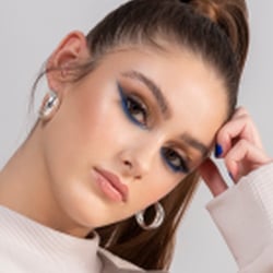 Model: Dana Remphorst Fotograf: Yannick Holzhauses  Kunde: Freie Strecke Shootingort: Düsseldorf Datum: März 2020 Styling, Hair