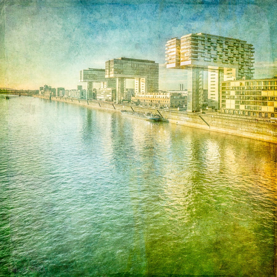 Der Rheinauhafen mit den Kranhäusern in Köln
