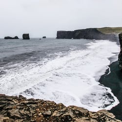 Küste am schwarzen Strand