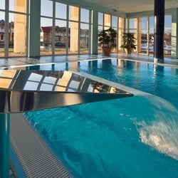 Schwimmhalle mit Schwalldusche des Hotels Hafendorf Rheinsberg