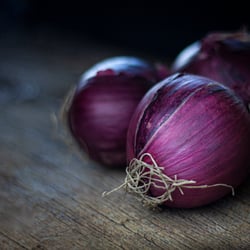 Stilllife rote Zwiebeln