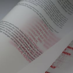 Übersetzen des Textes ins Layout mit transluszenten Seiten die entsprechend des Sujets mehrere Dimensionen aufweisen