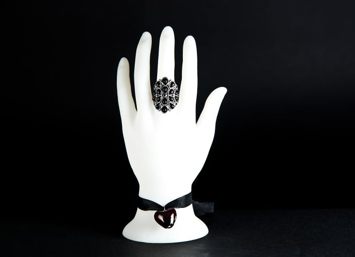 Schmuck an Künstlicher Hand
