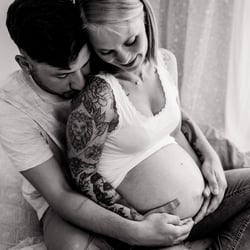 Babybauchshooting im Studio / SchwarzWeiß