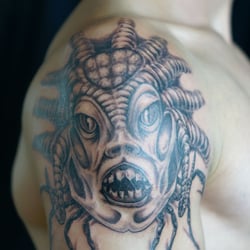 Species-Tattoo-Schulter
