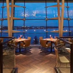 Restaurant Heritage – 35 Meter lange Panoramafenster mit Blick auf die Alster