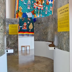 Ausstellungsdetail „Schmetterlingsdiversität/Tarnung“ Modul mit interaktiver Suchtextur zum Finden getarnter Schmetterlinge.