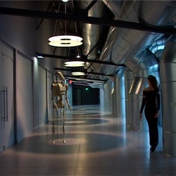 Droide interagiert mit Realfilmszene