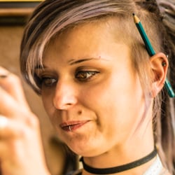 natürliche Porträtfotografie einer Mode Designerin