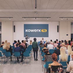 Eventraum – Gesamtansicht •  Ansicht mit Bühne und Publikumsbestuhlung, Darstellung der Nutzung.
