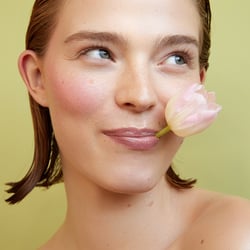 Beautyaufnahme mit floralen Elementen und natürlicher, frischer Ausstrahlung.