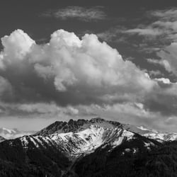 Gebirge und Wolken