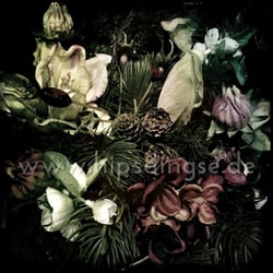 Weihnachtliches Arrangement aus Kunstblumen