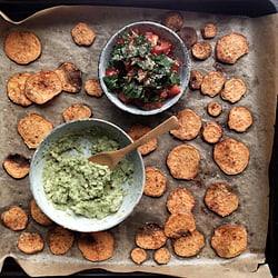 Foodstyling und Foodfotografie: Süßkartoffel-Chips mit Guacamole und Salat
