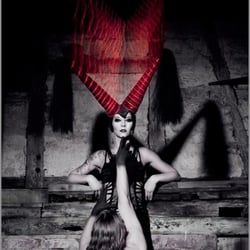 Styling: Freeda Costumes; EL Headpiece: Freeda Costumes