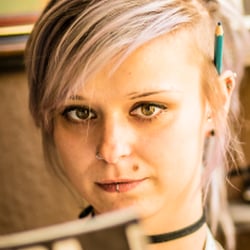 natürliche Porträtfotografie einer Mode Designerin