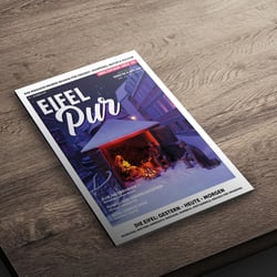 eifel-pur-magazin-cover-ausgabe-3-tisch-mockup