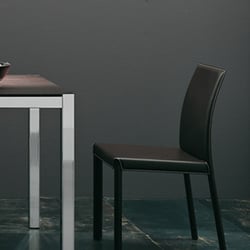 Stuhl aus Leder und Tisch mit Beine aus Leder