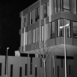 Parkplatz in der Nähe der Polizeistation bei Nacht