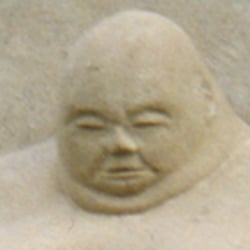Sitzender dicker Mann, Sandstein