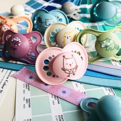 Farbdefinition anhand weltweiter Trends für MAM Babyartikel