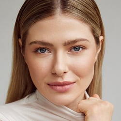 Professionelles Commercial-Modelportrait für Sedcards und Agenturbewerbungen mit natürlicher Mimik und modernem Look