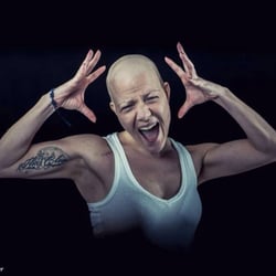 Dimi hat Krebs – Dimi Leidet – Dimi Lebt – Dimi Lacht – Dimi macht Mut.