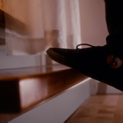 Also, stell dich auf eine Stufe und trainiere das Sprung und Fußgelenk – auf und ab