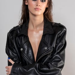Model: Dana Remphorst Fotograf: Yannick Holzhauses  Kunde: Freie Strecke Shootingort: Düsseldorf Datum: März 2020 Styling, Hair