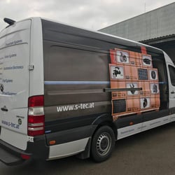 Die rechte Fahrseite mit verschiedenen KFZ-Teilen