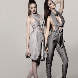 Helen- Kleid: Scylla und Charybdis, Schuhe:Crazy Schuh Store, Sabrina: Hose: Scylla und charybois,Schuhe: bellucci,Armreife:H&a