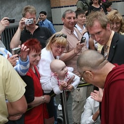 Der Dalai Lama in Nürnberg – Bad in der Menge (Germanisches Nationalmuseum)