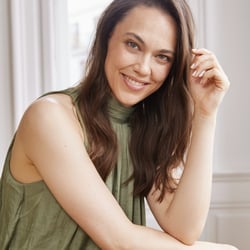 Freundliches Commercial-Portrait für Modelportfolios mit vielseitiger Ausstrahlung für Casting und Werbeproduktionen