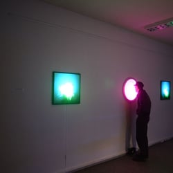 Objekte „Photonic Nebulae“ und „Fenster zur 5. Dimension“
