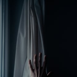 Schiebende Vorhang Hand