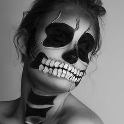 Skull. Model: havannia, Foto: Saskia Kolasinski