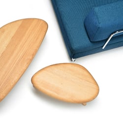 Sofa und Holztische