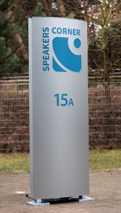 Pylon mit Aluminiumfronten. Das Logo wurde dekupiert und mit farbigem Plast hinterlegt. Die Ausleuchtung erfolgt durch LED.